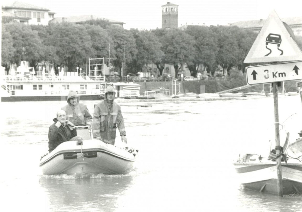 Fotografia d epoca originale 1994 PAVIA Alluvione TICINO  Soccorsi gommone su strada allagata Fotografia 1