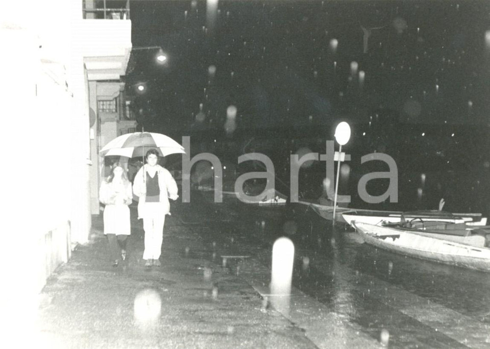 Fotografia d'epoca originale 1994 PAVIA Alluvione TICINO - Passanti lungo strada con barche *Fotografia 1