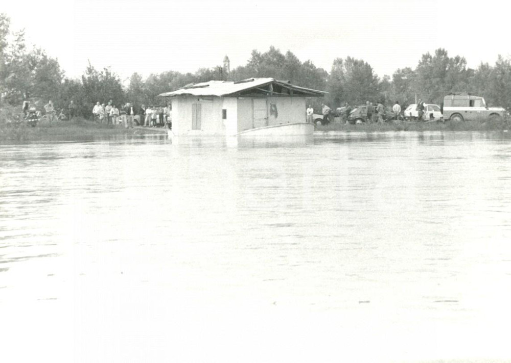 Fotografia d'epoca originale 1994 PAVIA Alluvione TICINO - Passanti osservano fiume esondato *Fotografia 1