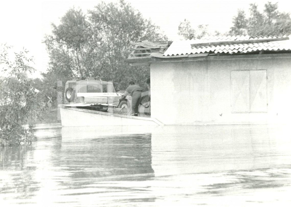 Fotografia d'epoca originale 1994 BEREGUARDO (PV) Alluvione TICINO - Vigili del fuoco soccorono cascina *Foto 1