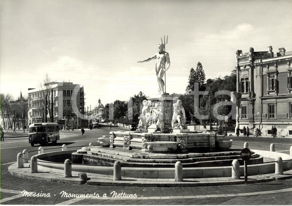 Cartolina originale da collezione 1960 ca MESSINA Fontana con monumento a NETTUNO ANIMATA con corriera FG NV 1