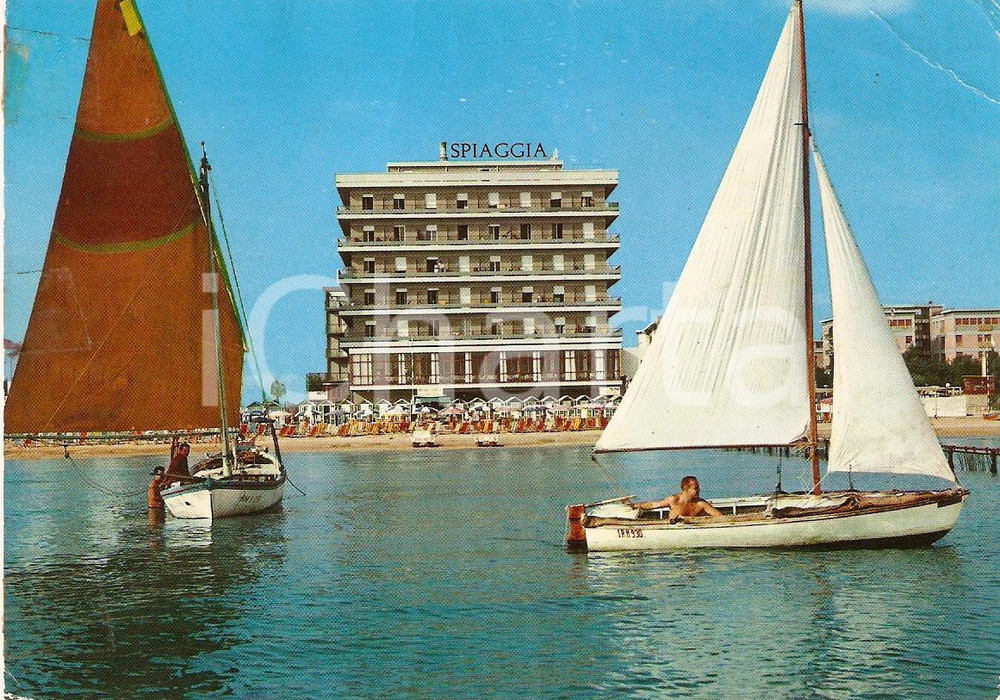 Cartolina originale da collezione 1968 PESARO In barca a vela davanti all'Hotel SPIAGGIA Vintage *DANNEGGIATA 1