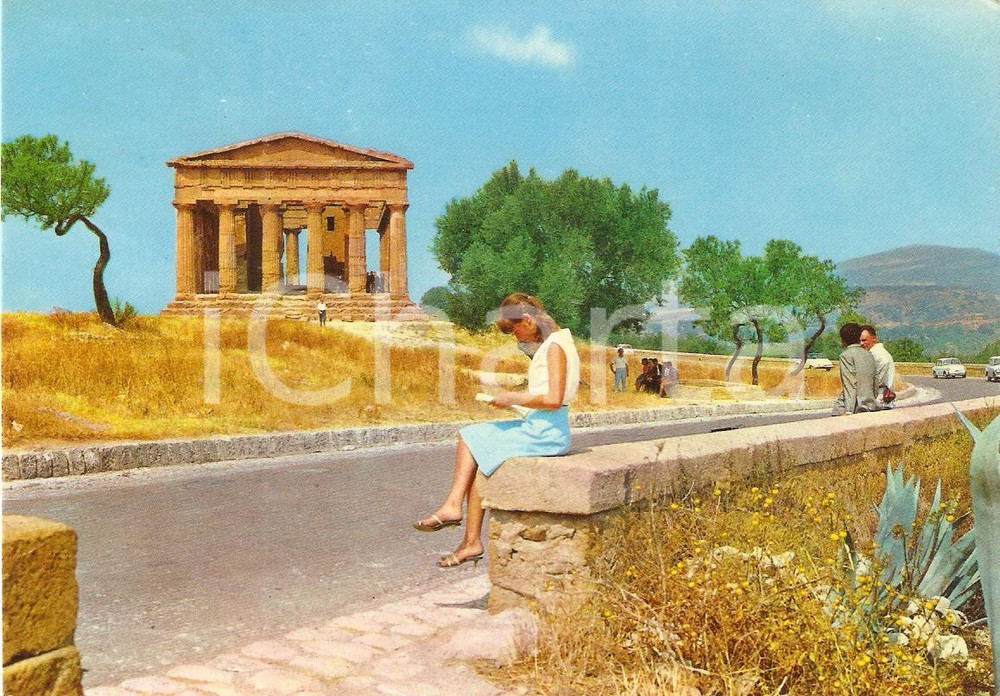 Cartolina originale da collezione 1970 AGRIGENTO Ragazza legge guida al Tempio della Concordia Cartolina FG VG 1