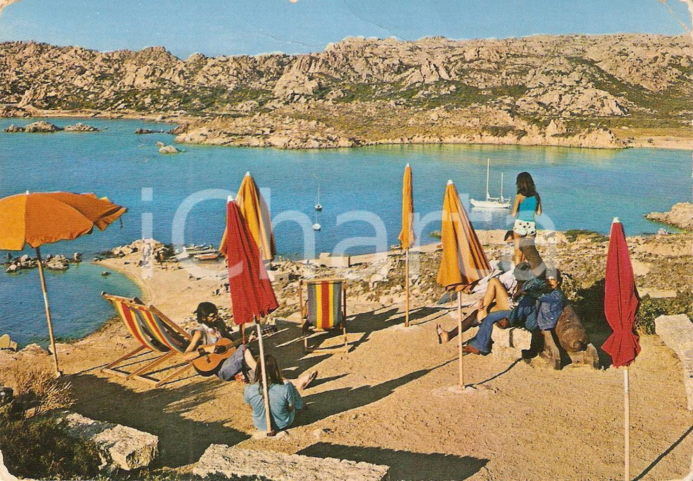Cartolina originale da collezione 1975 LA MADDALENA OT Hippie suonano chitarra a PUNTA CANNONE Cartolina FG NV 1
