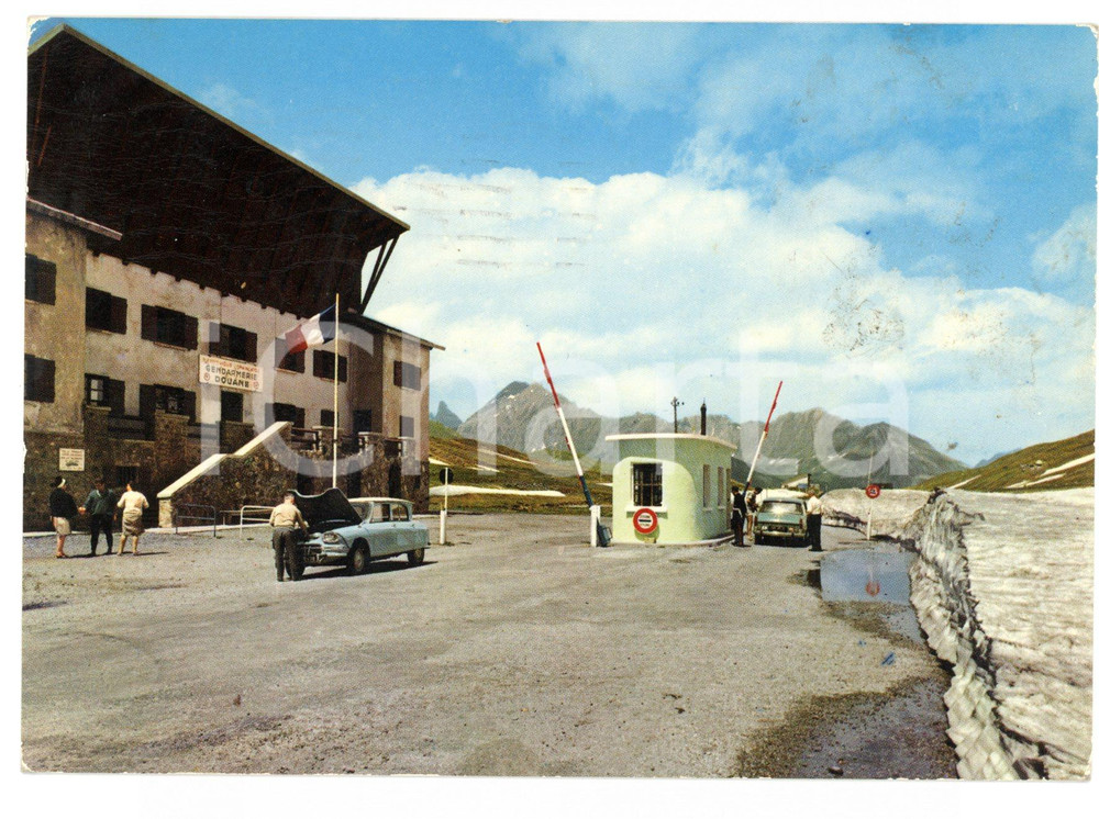 Cartolina originale da collezione 1966 LA THUILE AO Ispezione di una Citroen AMI8 alla dogana Cartolina FG VG 1