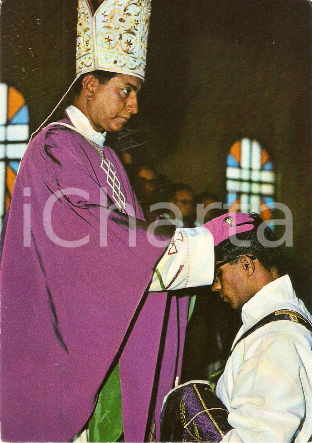 Cartolina originale da collezione 1970 ca DIBRUGARH (India) Vescovo consacra un sacerdote *Cartolina VINTAGE FG NV 1