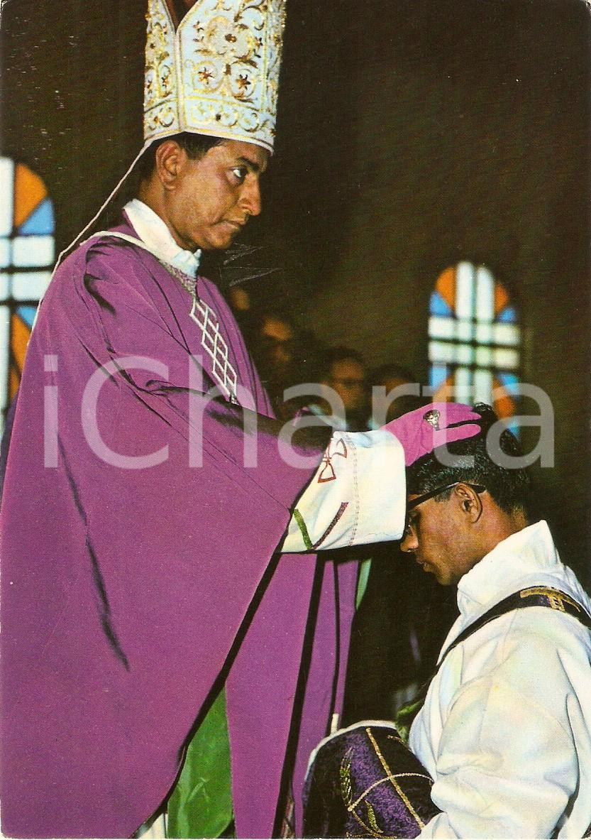 Cartolina originale da collezione 1970 ca DIBRUGARH India Vescovo consacra un sacerdote Cartolina VINTAGE FG NV 1