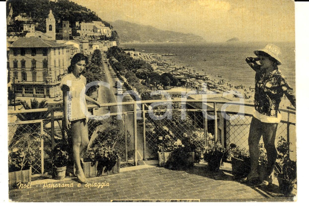 Cartolina originale da collezione 1960 ca NOLI SV Panorama e spiaggia Cartolina ANIMATA ragazze FG NV 1