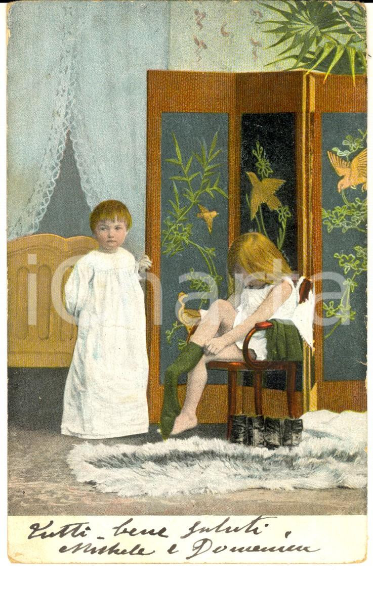 Cartolina originale da collezione 1903 COSTUMI Bambina si veste con calze verdi Cartolina VINTAGE FP VG 1