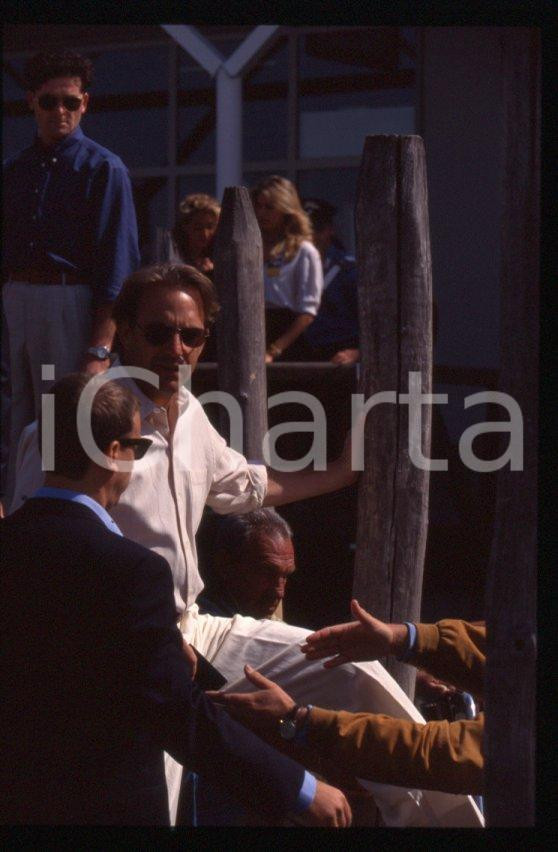 Fotografia d epoca originale Kevin COSTNER  VENEZIA Mostra del Cinema 1995  35 mm vintage slide 57 1