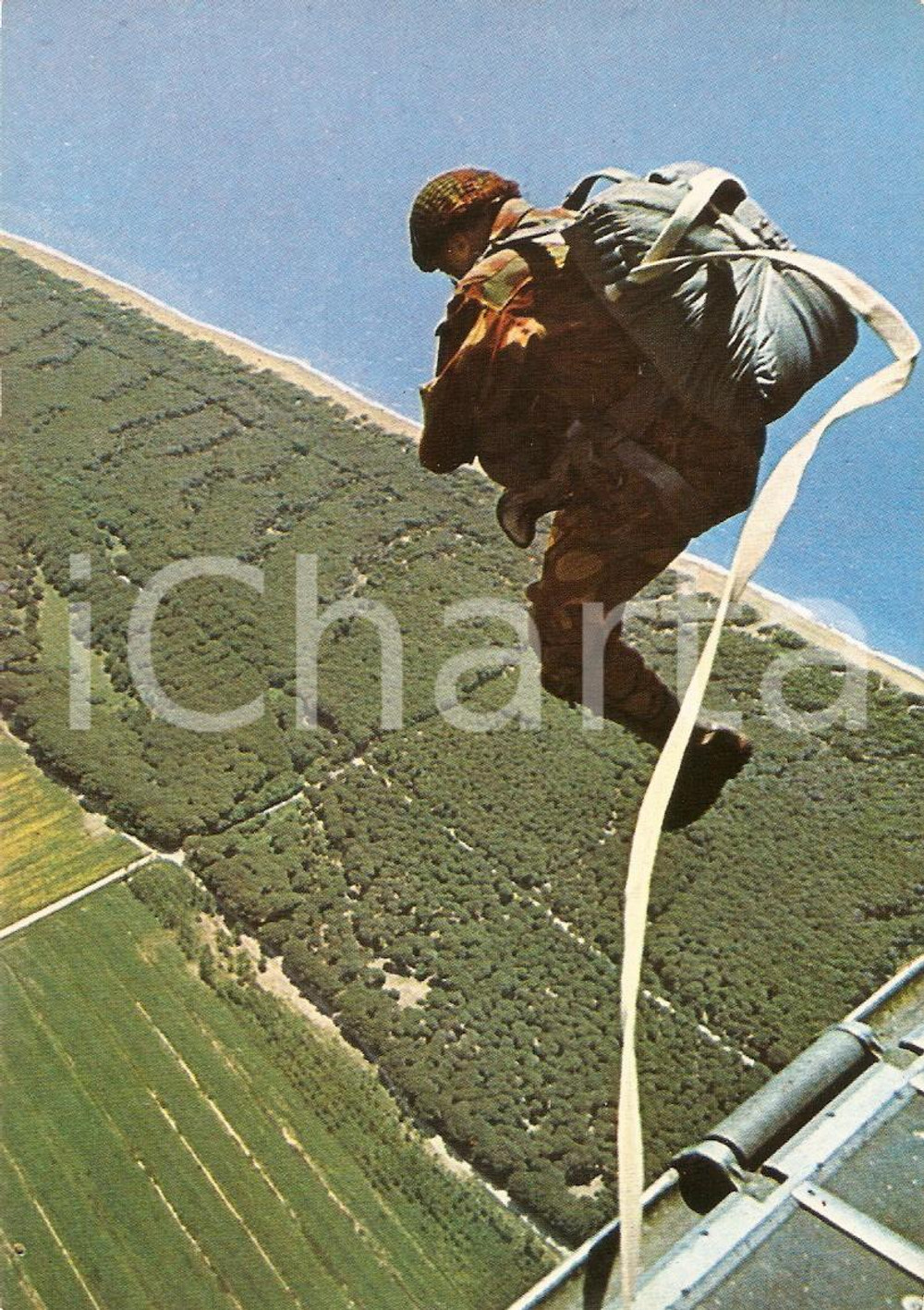 Cartolina originale da collezione 1975 ca ARMA DEI CARABINIERI Paracadutista si lancia nel vuoto *Cartolina FG NV 1