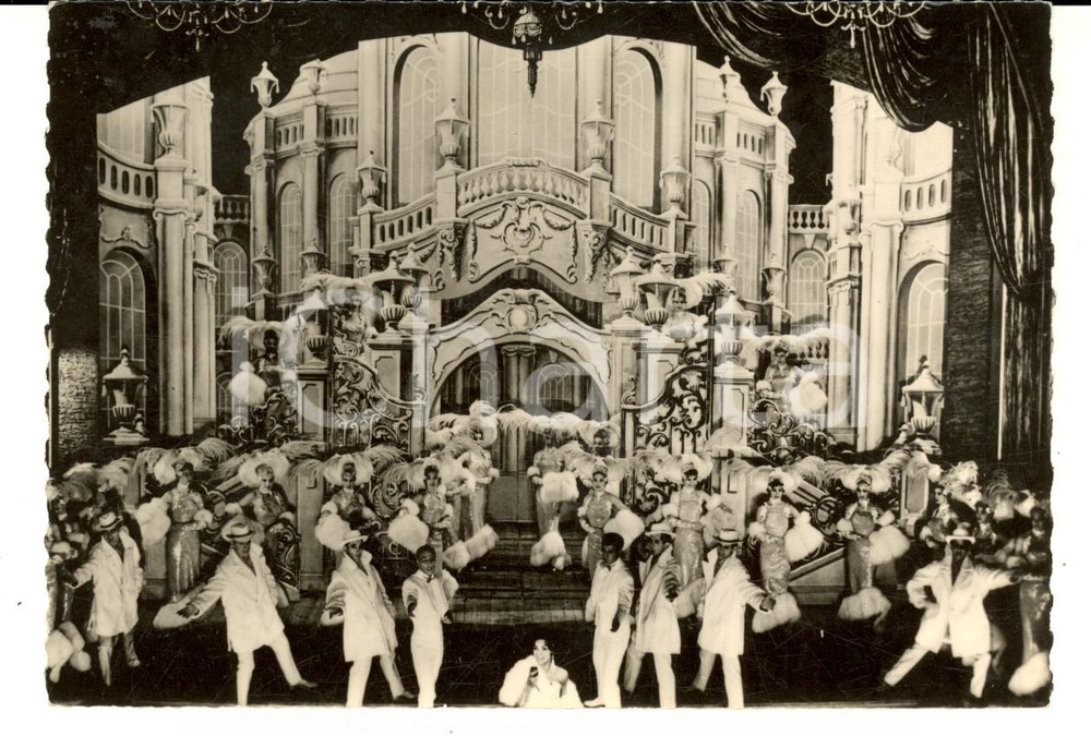 Cartolina originale da collezione 1960 ca PARIS Attrice Yvonne MENARD durante uno spettacolo Foto seriale 1