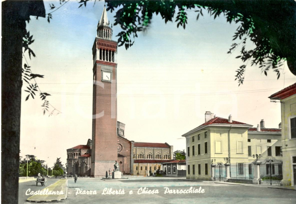 Cartolina originale da collezione 1957 CASTELLANZA (VA) Veduta di PIAZZA DELLA LIBERTA' e chiesa parrocchiale *FG 1