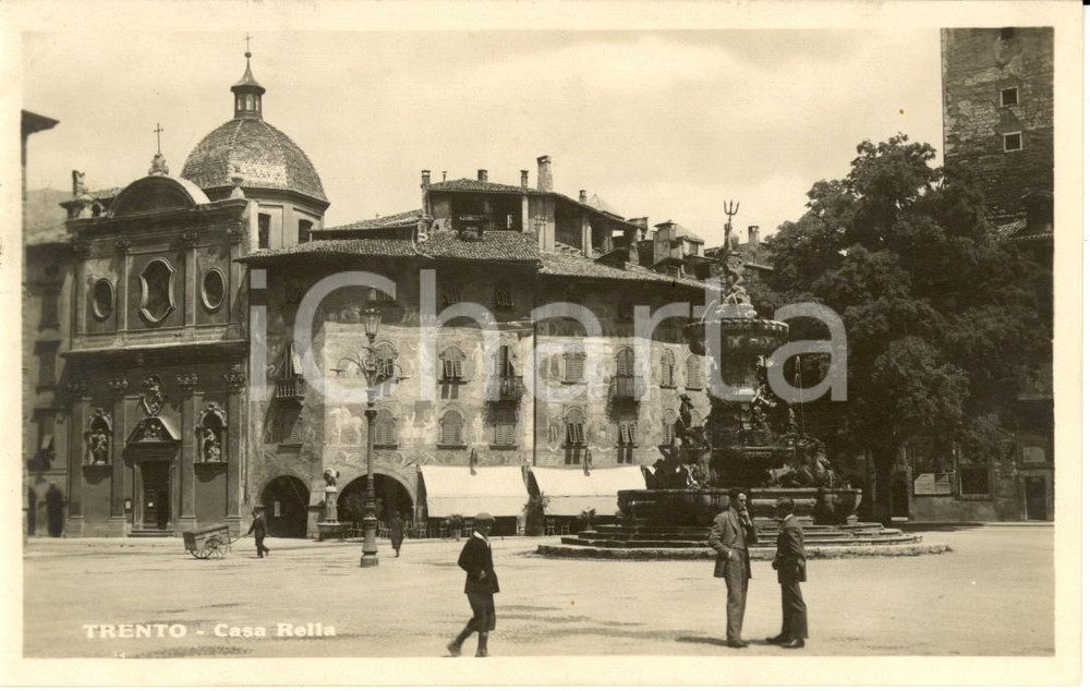 Cartolina originale da collezione 1935 ca TRENTO Veduta di CASA RELLA e della piazza Cartolina ANIMATA FP NV 1