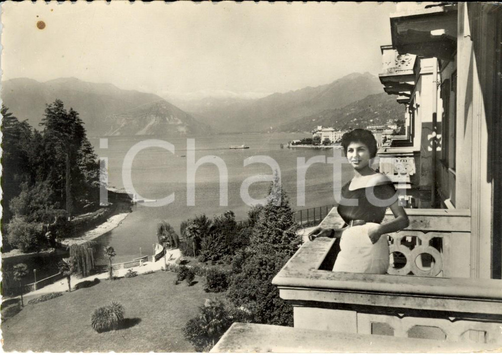 Cartolina originale da collezione 1957 VERBANIA Veduta lago MAGGIORE da PALLANZA *Fotomontaggio con modella FG VG 1