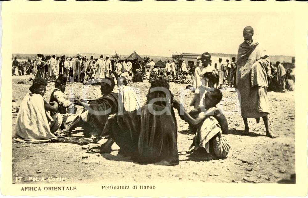 Cartolina originale da collezione 1940 ca ASMARA ERITREA AOI COSTUMI Pettinatura di HABAB Cartolina FP NV 1
