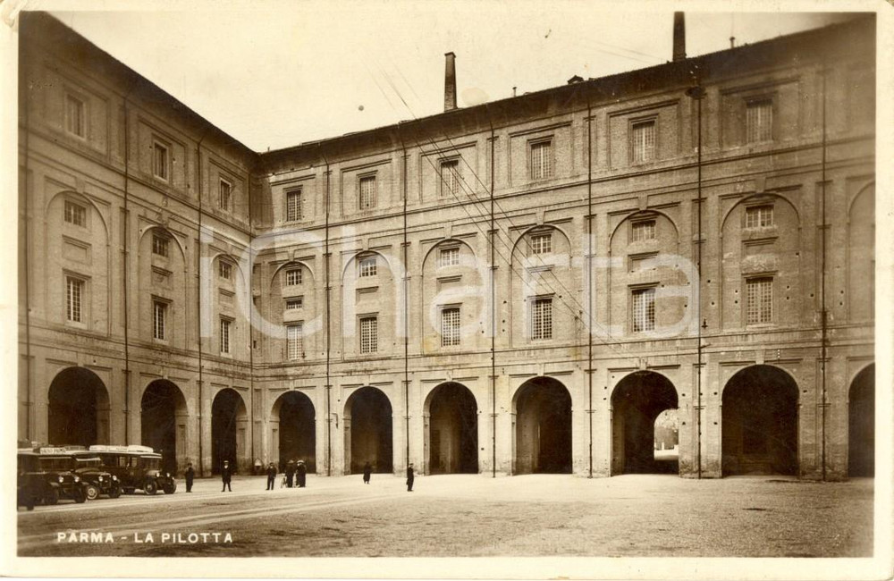 Cartolina originale da collezione 1938 PARMA Cortile interno del Palazzo della PILOTTA Cartolina ANIMATA FP NV 1