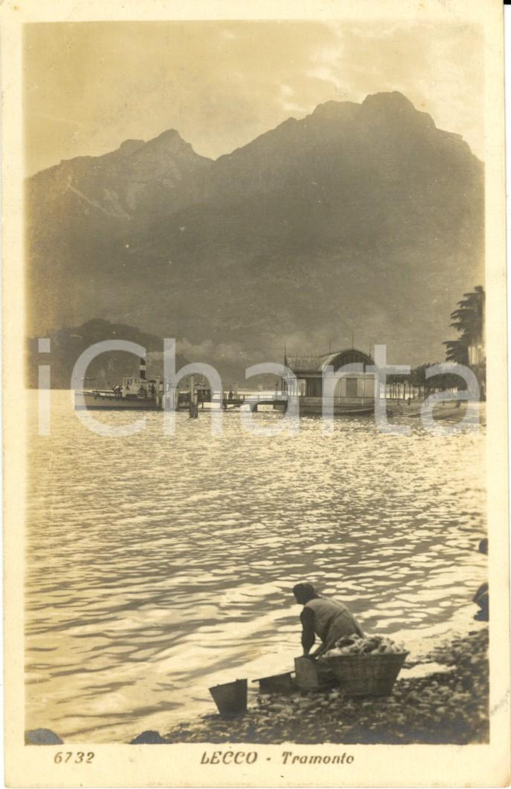 Cartolina originale da collezione 1930 ca LECCO Lavandaia sul lago con battello all'attracco *Cartolina ANIMATA FP 1