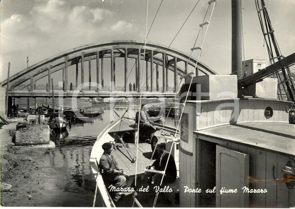 Cartolina originale da collezione 1952 MAZARA DEL VALLO (TP) Ponte su fiume MAZARA Animata con barche DANNEGGIATA 1