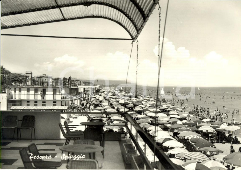 Cartolina originale da collezione 1960 ca PESCARA Veduta della spiaggia con bagnanti Cartolina ANIMATA FG NV 1