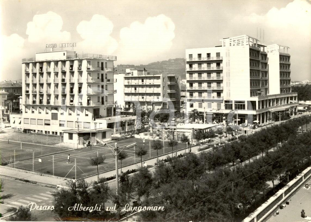 Cartolina originale da collezione 1960 ca PESARO Alberghi e campi da tennis sul lungomare *Cartolina ANIMATA FG NV 1