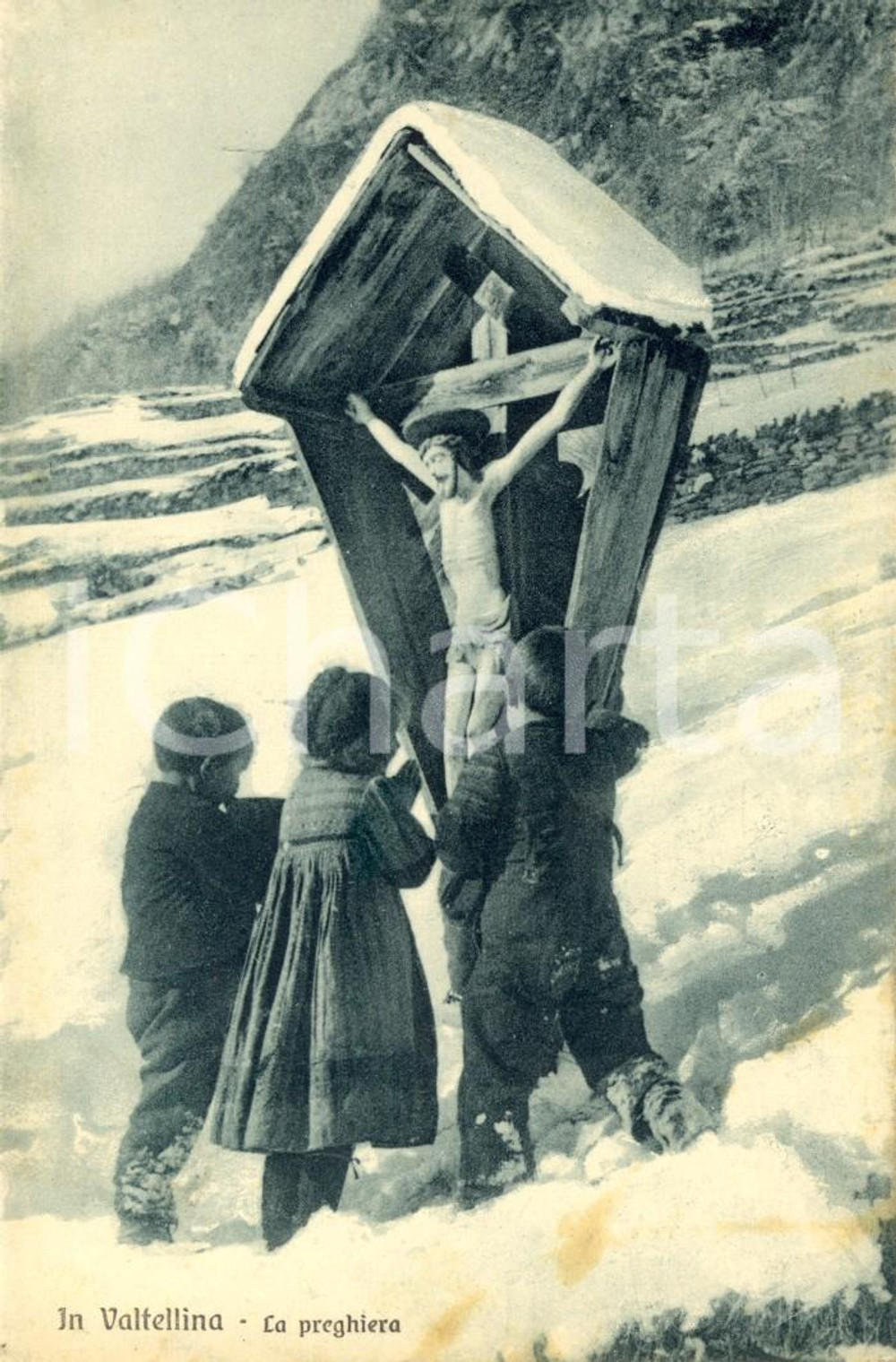 Cartolina originale da collezione 1920 ca VALTELLINA Bambini in preghiera davanti a un crocifisso *Cartolina FP NV 1