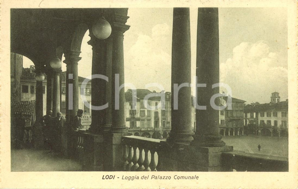 Cartolina originale da collezione 1930 ca LODI Loggia Palazzo Comunale con vista su piazza della VITTORIA *ANIMATA 1