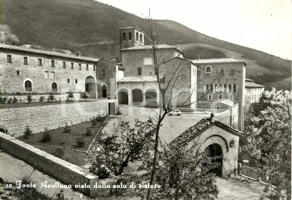 Cartolina originale da collezione 1950 ca SERRA SANT'ABBONDIO (PS) 'Eremo di FONTE AVELLANA con FIAT 500 1