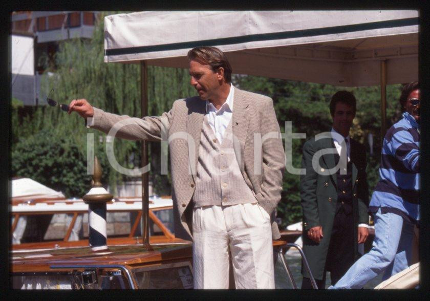Fotografia d epoca originale Kevin COSTNER  VENEZIA Mostra del Cinema 1995  35 mm vintage slide 75 1