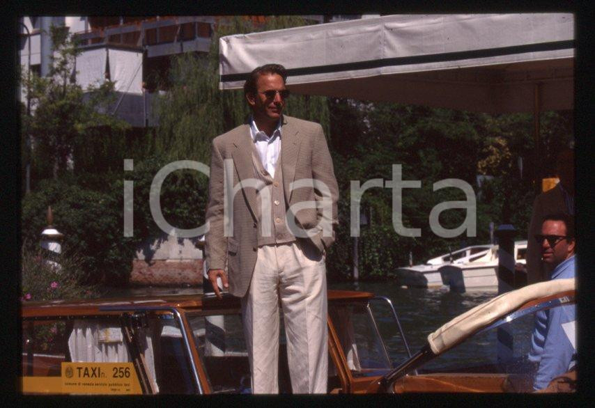 Fotografia d epoca originale Kevin COSTNER  VENEZIA Mostra del Cinema 1995  35 mm vintage slide 106 1