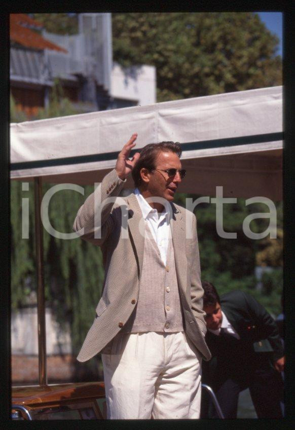 Fotografia d epoca originale Kevin COSTNER  VENEZIA Mostra del Cinema 1995  35 mm vintage slide 111 1