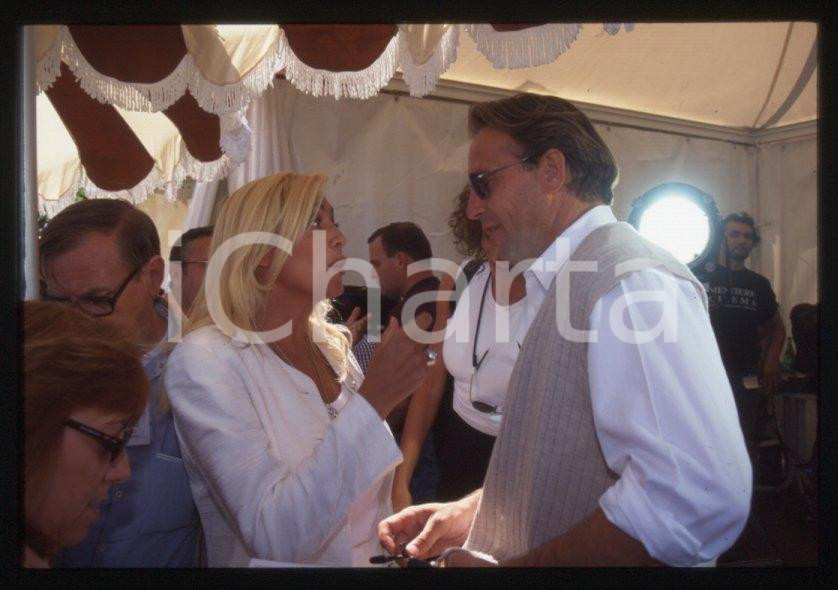 Fotografia d epoca originale Kevin COSTNER Mara VENIER  VENEZIA Mostra Cinema 1995 35 mm vintage slide 2 1