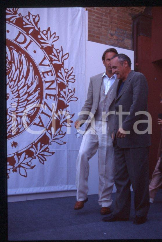Fotografia d epoca originale Kevin COSTNER Abbas KIAROSTAMI  VENEZIA Cinema 1995 35 mm vintage slide 3 1