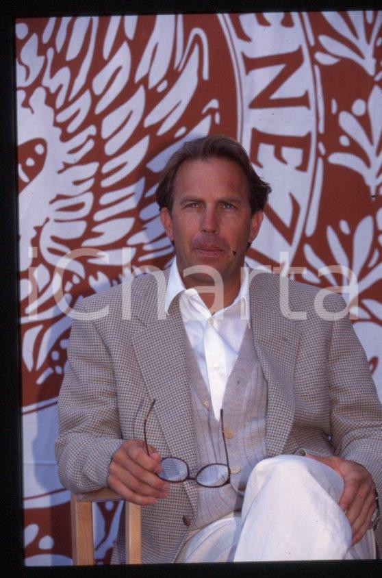 Fotografia d epoca originale Kevin COSTNER  VENEZIA Mostra del Cinema 1995  35 mm vintage slide 120 1