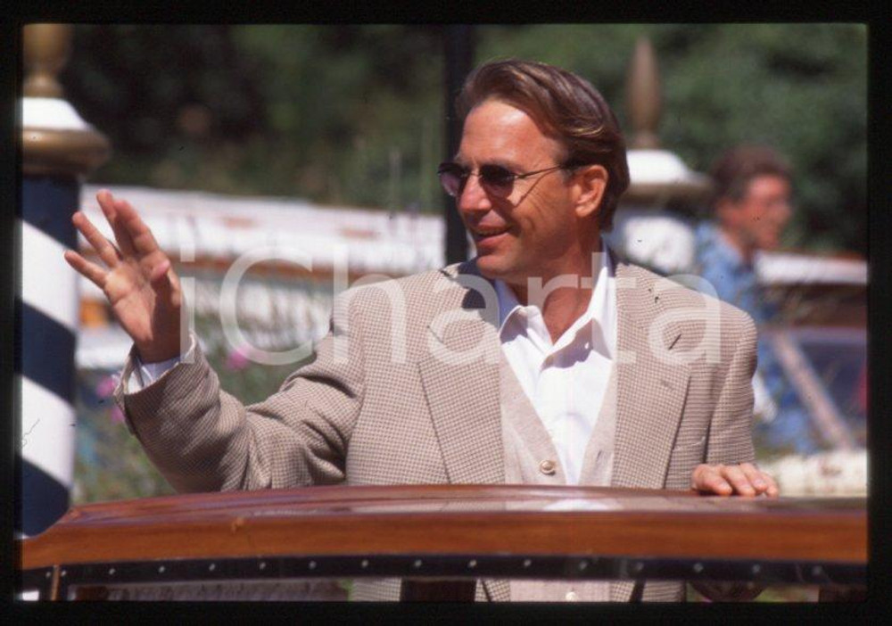 Fotografia d epoca originale Kevin COSTNER  VENEZIA Mostra del Cinema 1995  35 mm vintage slide 48 1