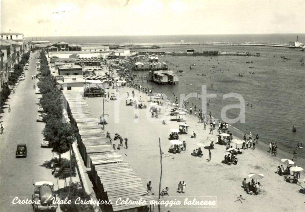 Cartolina originale da collezione 1958 CROTONE Spiaggia balneare in Viale Cristoforo Colombo Cartolina FG VG 1