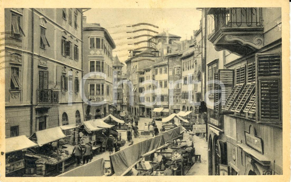Cartolina originale da collezione 1940 BOLZANO Veduta di piazza ERBE con bancarelle *Cartolina DANNEGGIATA 1