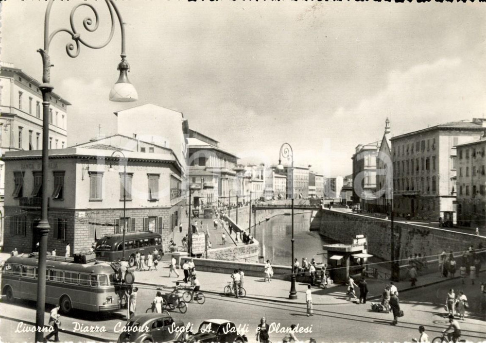 Cartolina originale da collezione 1951 LIVORNO Piazza CAVOUR e scali Aurelio SAFFI e OLANDESI Animata FG VG 1