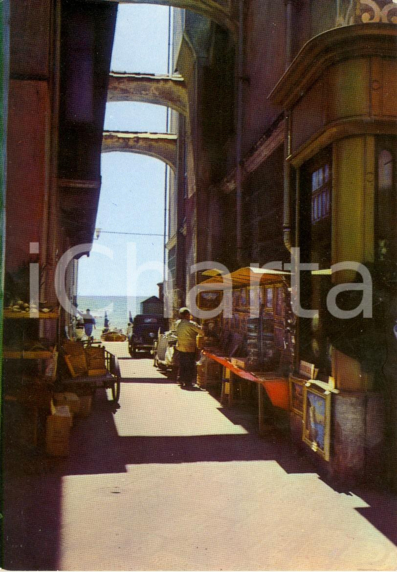 Cartolina originale da collezione 1965 ALASSIO SV Vicolo sul mare con bancarelle e artista locale Cartolina FG 1