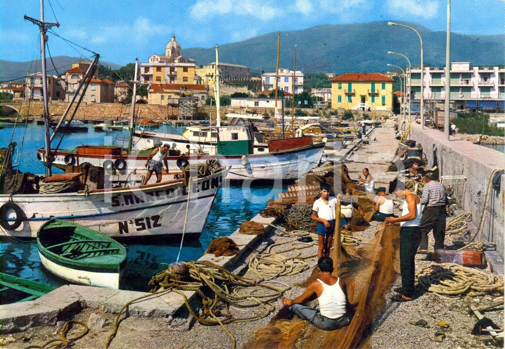 Cartolina originale da collezione 1965 LOANO SV  Pescatori al porto  Peschereccio SAN MARCO LEONE VINTAGE VG 1