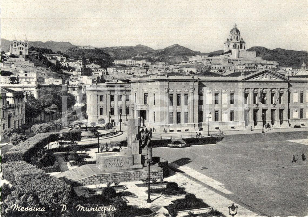 Cartolina originale da collezione 1950 ca MESSINA Piazza del Municipio con monumento ai Caduti I Guerra Mondiale 1