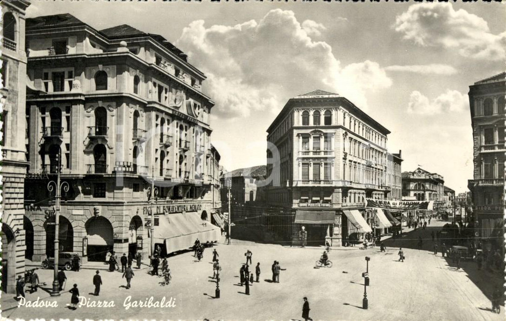 Cartolina originale da collezione 1950 PADOVA Piazza GARIBALDI  Ditta Figli di BONAVENTURA MENATO Cartolina VG 1