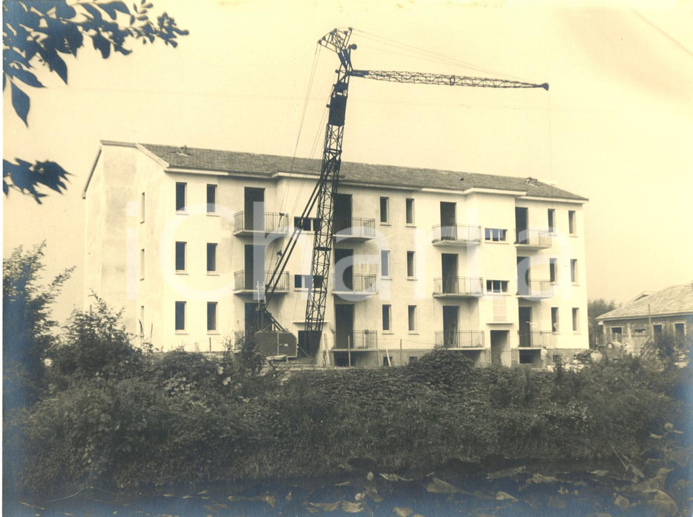 Fotografia d'epoca originale 1955 ca LANDRIANO Gru in cantiere costruzione nuovo edificio popolare *Foto (1) 1