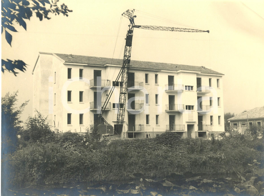 Fotografia d'epoca originale 1955 ca LANDRIANO Gru in cantiere costruzione nuovo edificio popolare *Foto (2) 1