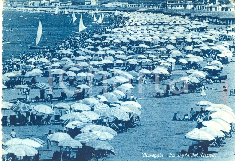 Cartolina originale da collezione 1952 VIAREGGIO (LU) Bagnati in spiaggia la perla del TIRRENO *Cartolina FG VG 1