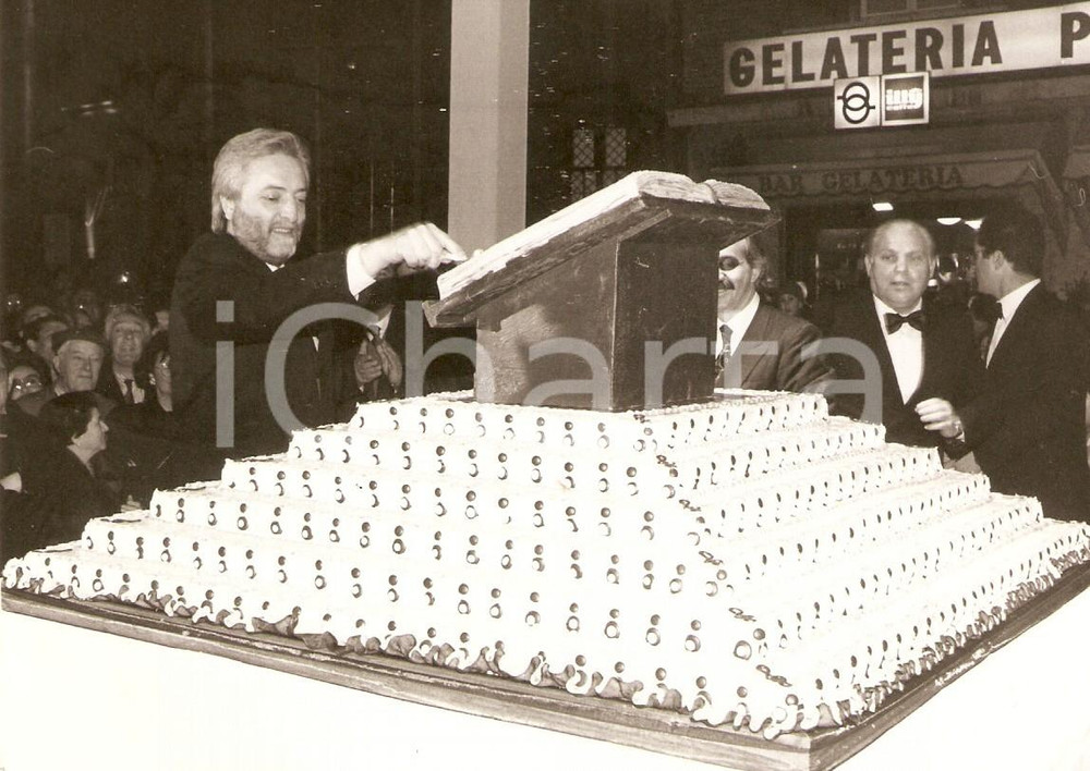 Fotografia d epoca originale 1990 ca PESARO Sindaco Aldo AMATI taglia torta a forma di libro Foto 1