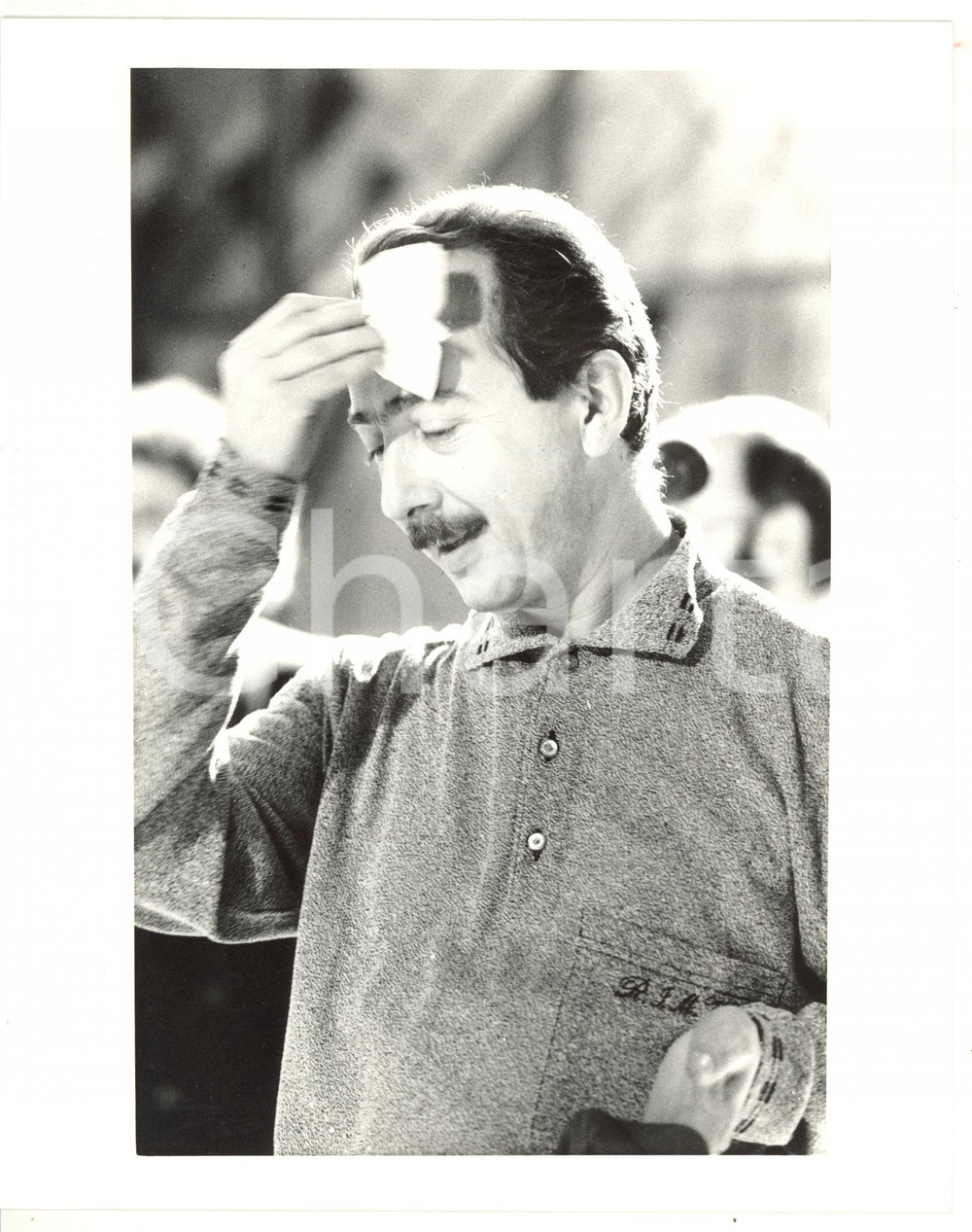 1985 ca RAI - TV Enzo BRASCHI asciuga il viso con un fazzoletto *Foto 20x25