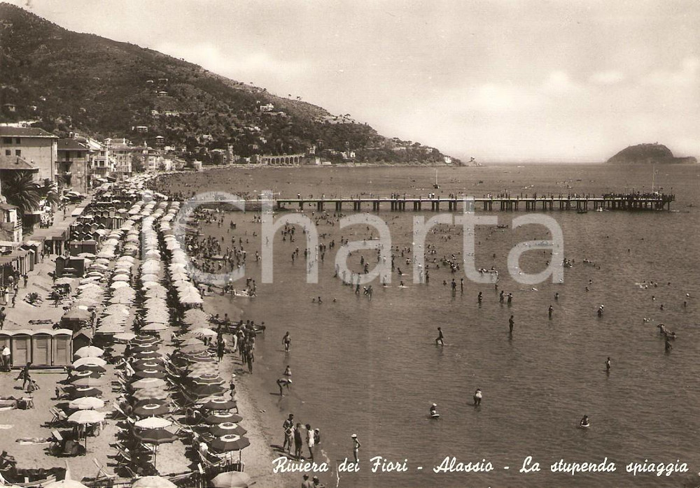 Cartolina originale da collezione 1955 ALASSIO SV Panorama con spiaggia e molo ANIMATA Cartolina FG VG 1