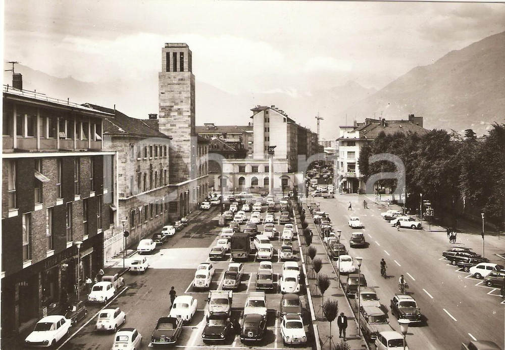 Cartolina originale da collezione 1955 ca AOSTA Piazza delle Repubblica con automobili ANIMATA Cartolina FG VG 1