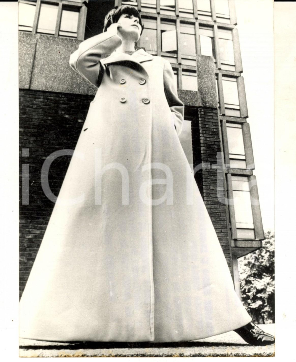 Fotografia d epoca originale 1966 LONDON MODA INVERNO Modella indossa paletot alle caviglie Foto 13x18 1